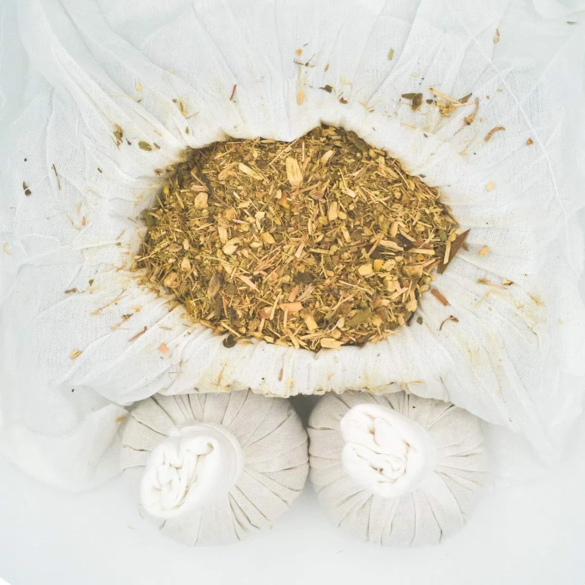 Kitama Pochon d'herbes 150g - Herbes thaïlandaises originales pour massage et spa 10 pièces